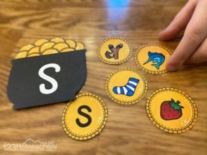 Celebrate St. Patrick's Day with a fun kindergarten phonics activity that helps kids match initial sounds to letters— download free printable PDF here!