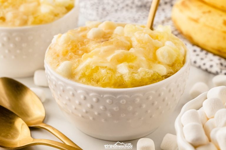 Try this easy and delicious 7 Up salad at your summer gatherings—it's a refreshing blend of lime jello, sweet pineapple, marshmallows, and cool whip! YUM!