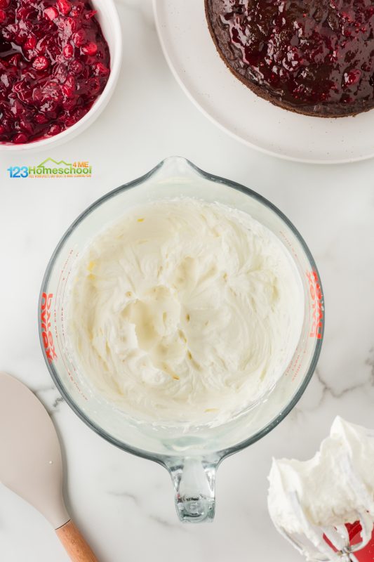 vanilla pudding frosting Whip up your whipping cream with an electric mixer for a fluffy texture! Now add in the powdered sugar and instant pudding mix for a delicious twist.
