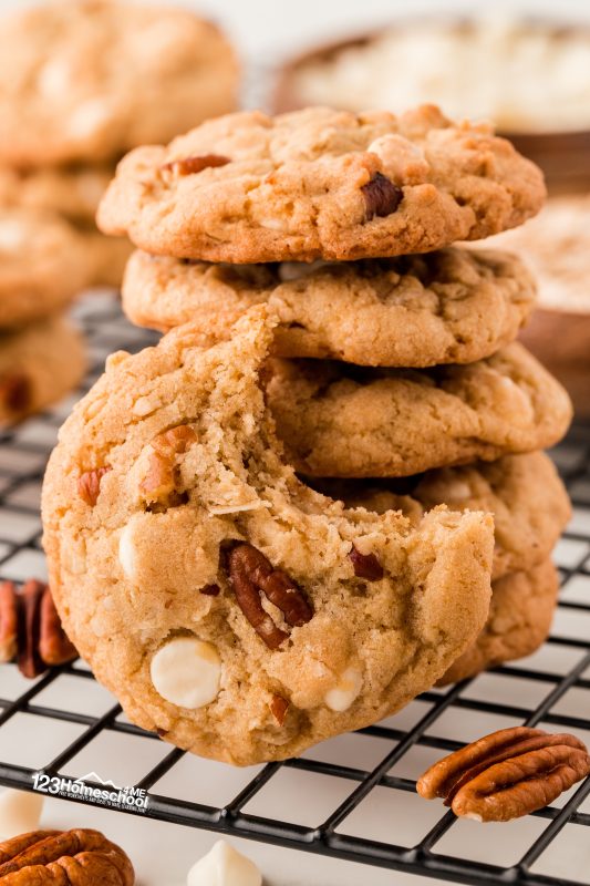 Oatmeal white chocolate cookies These bites are irresistibly soft and chewy, with a delightful crunch from the pecan pieces paired with smooth, creamy white chocolate chips. A heavenly combination that’s hard to resist!