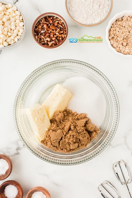 cream butter and sugars together Get ready to bake! Preheat your oven to 350°F and don't forget to line your cookie sheets with parchment paper—this will prevent sticking and make cleanup a snap!
In a medium bowl, cream together the butter, brown sugar, and granulated sugar until the mixture is smooth and creamy.