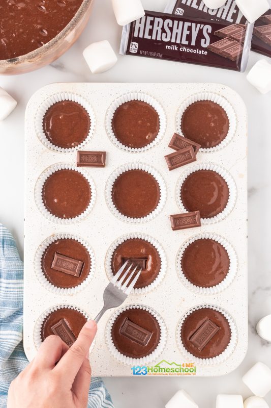 Recipe for S'mores cupcakes Spoon the batter evenly into the cupcake liners, filling each one just slightly over halfway.
Tip: If you have any leftover batter, feel free to whip up some classic chocolate cupcakes! Just remember not to overfill the liners, or you might end up with cupcakes overflowing their edges.
