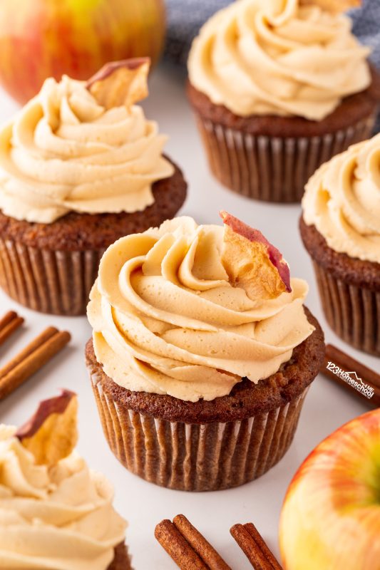 Apple and caramel cupcakes Ready to bake the ultimate fall cupcakes? Let’s dive in! With a filling and frosting that are nothing short of exquisite, these treats are sure to impress. But if you’re in need of a quick breakfast option, feel free to skip the frosting and enjoy them as delightful apple muffins instead.