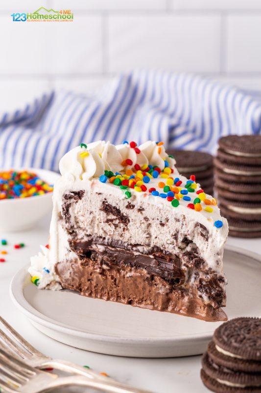 Cookies and cream ice cream cake recipe This ice cream cake tastes just like the classic Dairy Queen version, only better. You can use your favorite flavors, quality ingredients, and just enough of each of the delicious layers! You are about to become the most popular mom at school!