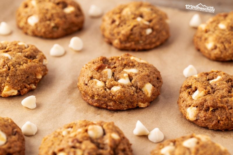 Pumpkin and white chocolate chip cookies Place the parchment sheet on the counter and let it cool for 5 to 10 minutes.