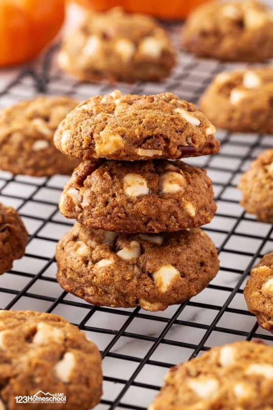 Pumpkin cookies with white chocolate These cookies are pure bliss! The rich combination of butter and sugar creates a golden, buttery flavor that perfectly complements the pumpkin essence.