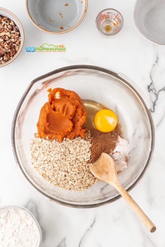 Pumpkin white chocolate chunk cookies In a medium to large bowl, combine egg yolk, vanilla extract, unsweetened pumpkin puree, quick-cook oats, baking soda, a pinch of salt, pumpkin pie spice, and a dash of cinnamon.