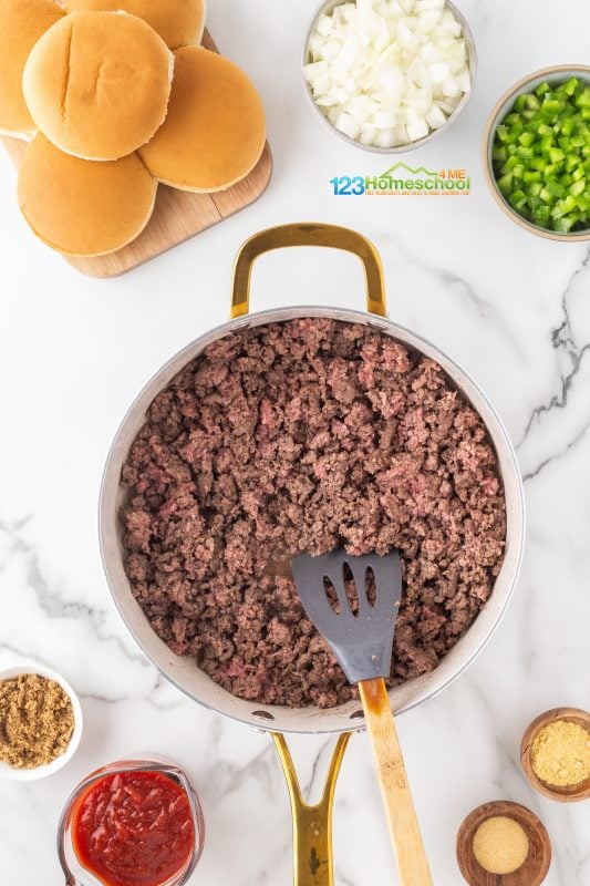 brown ground beef Start by heating a non-stick, large skillet or saucepan over medium heat. Add 2 pounds of ground beef and cook, stirring occasionally, to break up the meat as it browns.