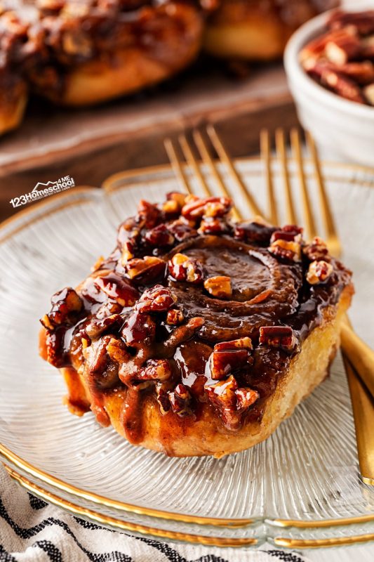Sticky buns You might think that making these incredible sticky rolls takes a lot of effort, but the truth is—it’s super easy! Plus, whipping them up at home is budget-friendly too. With all the rich flavors and those melt-in-your-mouth cinnamon buns, you’ll impress everyone without breaking a sweat! Who knew delicious could be this simple?